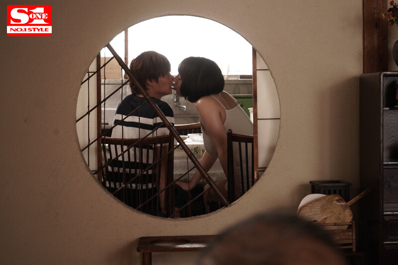 『巨乳』 ど田舎の夏はヤルことがなくて隣の巨乳お姉さんの誘惑に乗っかり...