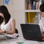 『巨乳』 「先輩、一緒に終電逃して私の家泊まりましょ？」会社の巨乳後輩の誘いに乗ったらあざと可愛いすっぴんとモチモチの無防備おっぱいに僕は理性が吹っ飛び… 村上悠華 【FANZA】