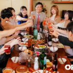 『巨乳』 同窓会ハーレム乱交 同窓会に行ったら既婚者ばかりで僕だけが独身で笑い者に！でも、実は女子たちは独身の僕の事が気になってたみたいで…結局、モテまくって巨乳女子たちと同窓会でハーレム乱交になっちゃった話。 【FANZA】