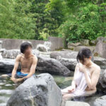 『巨乳』 乱交OKの混浴温泉と知らずに来た女性客は巨乳尻をワニ痴●されて喘ぎ始め…4名収録 【FANZA】