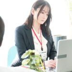 『巨乳』 隠れ爆乳OLが今月のノルマ未達成のため本日より1週間全裸出社 私のカラダで皆様を全力ご奉仕・フォローさせていただきます。 鷲尾めい 【FANZA】