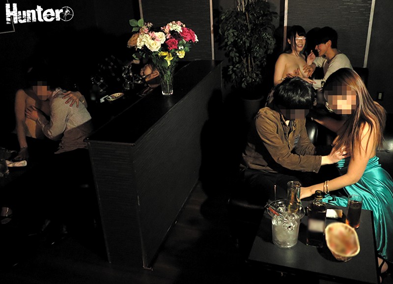 『巨乳』 人生初のおっパブでルールがわからず勃起チ○ポを丸出ししちゃっ...