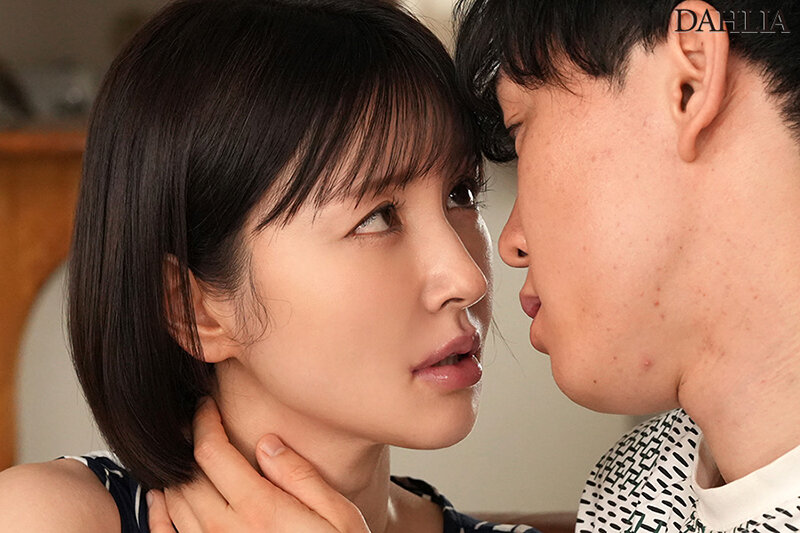 『巨乳』 夫の不在中、欲求不満の人妻が唾液を絡ませ自ら腰を振る。接吻中...