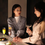 『巨乳』 飛行機事故を乗り越えて... 恋人を失いトラウマ禁欲で敏感になったカラダを貪り合い、過去を忘れるほどに超快楽に溺れていく濃密CAレズビアン 【FANZA】