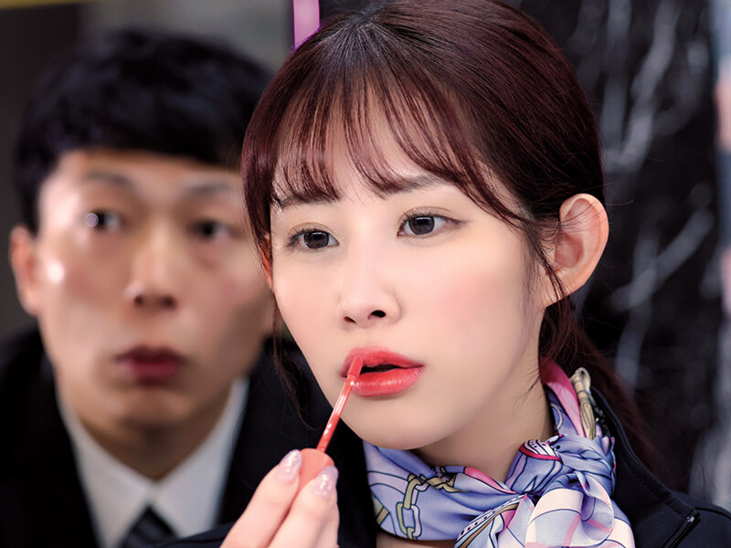 『巨乳』 妻の付き添いで立ち寄った化粧品フロアの美容部員が肉厚ぽってり...