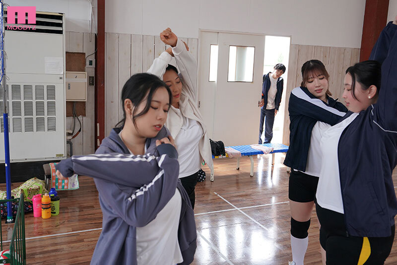 『巨乳』 むっちり爆乳ママさんバレーハーレム 練習の息抜きと称して超デ...