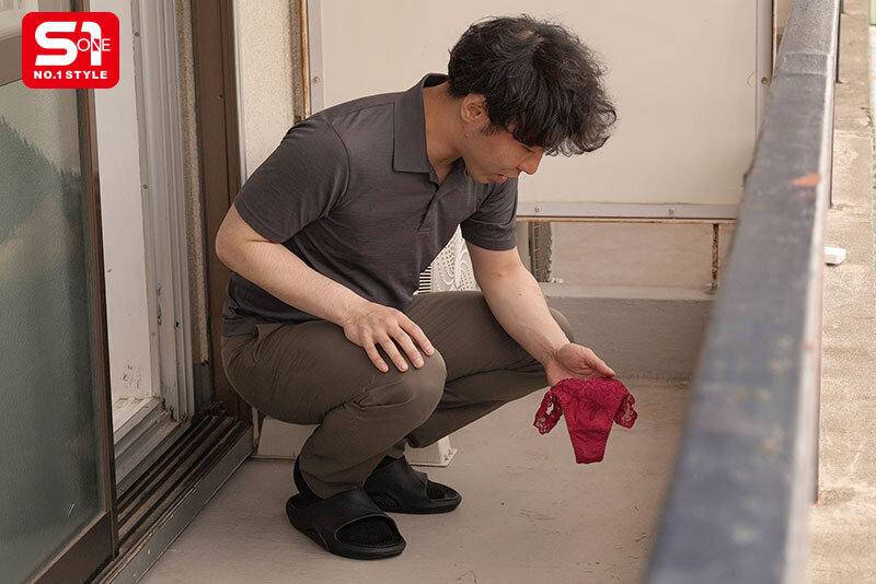 『巨乳』 風で飛んできた下着を返しにいくたびに 谷間丸出しで微笑んでく...