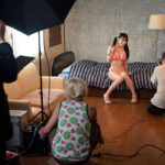 『巨乳』 駆け出しグラドル、ロケ先の温泉旅館で大御所芸人に寝取られてしまう 紫堂るい 【FANZA】