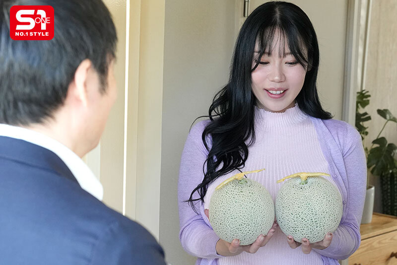 『巨乳』 隣のMcup団地妻がメロンサイズ特大ブラを干す昼下がりは旦那...
