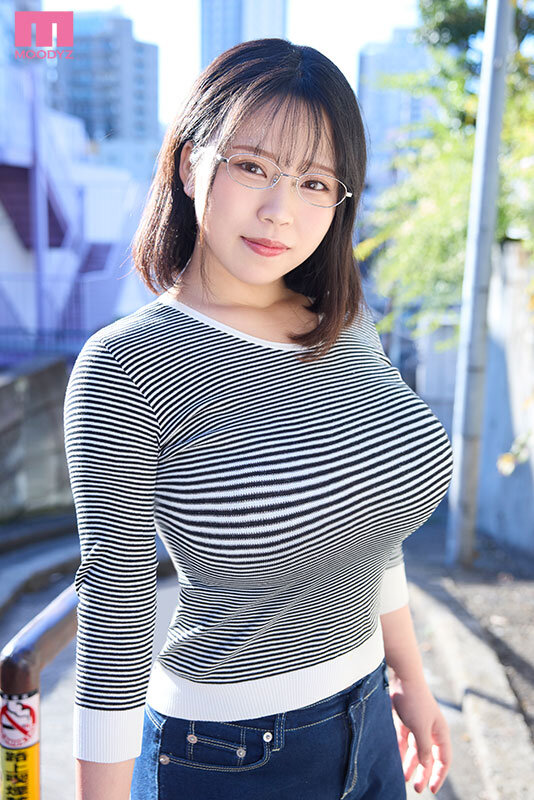 『巨乳』 田舎の不動産事務員地味メガネ巨乳デビュー。真面目そうで超絶変...