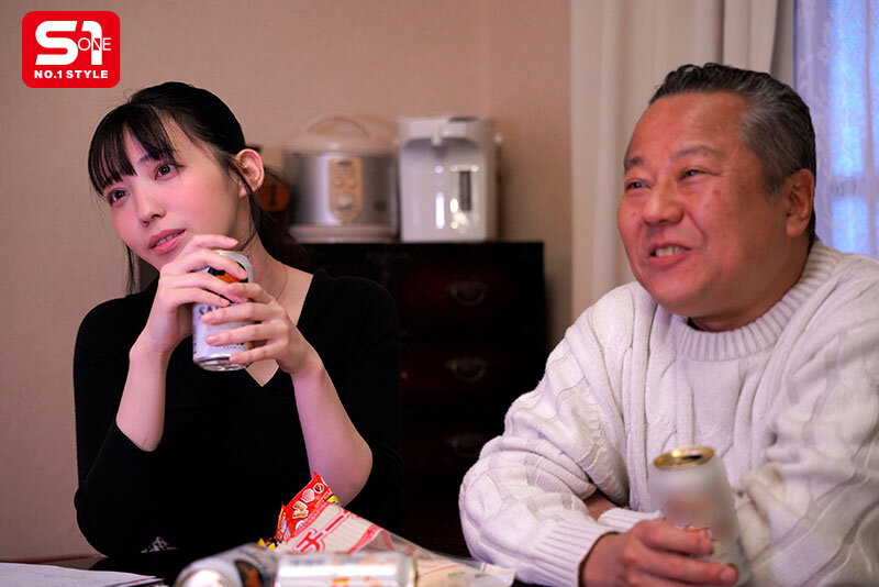 『巨乳』 大晦日、タレントと寮長2人きりの学生寮 純白Icupに欲情し...