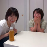 「ぽっちゃり」 チンスメ女子会 チ●ポのスメルをクンクン嗅いでレビューする女の子たち、 でも勝手にハメ始めてしまう 『FANZA』