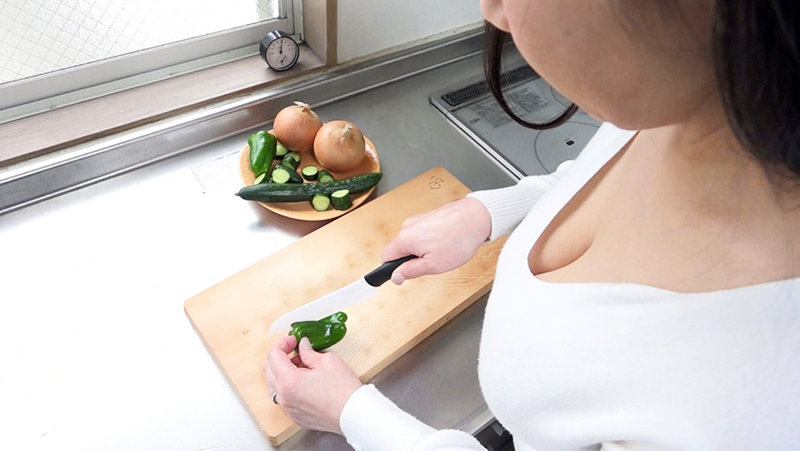 「ぽっちゃり」 J-cup爆乳おっ母さん、欲求不満につき、隣の若い男を...