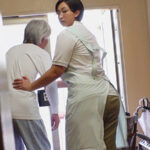 「ぽっちゃり」 地味な同僚がデリヘルをやっている事を発見してしまい…脱がせたら凄い豊満介護士を生ハメ種付け調教 藤沢麗央 『FANZA』