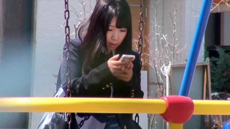 「ぽっちゃり」 痴●中に逃げたJKを尾行したら、物陰でこっそりオナニー...