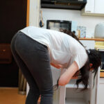 「ぽっちゃり」 家事代行サービスを頼んだらおばさんが来ると思ってたのに、デカ尻の美人妻が来た！お尻をムチムチさせながら家事をする姿に我慢できずセンズリしてたらバレてしまい、発情して中出し搾精されまくる！ 藍芽みずき 『FANZA』