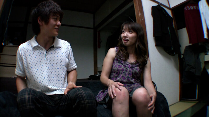 「ぽっちゃり」 21歳彼女なしの男性宅に熟女と突撃訪問撮影隊！ムチムチ...