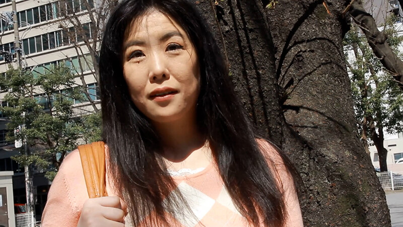 「ぽっちゃり」 お仕事を休んでAV撮影に挑む豊満ムチムチ熟女！若い肉棒...