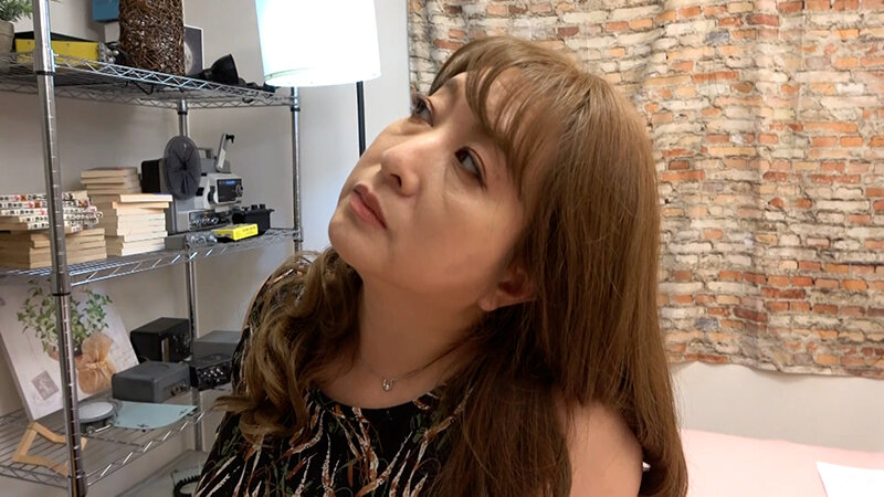 「ぽっちゃり」 クーラーの修理にきた電気屋を誘惑するセックスレスで欲求...