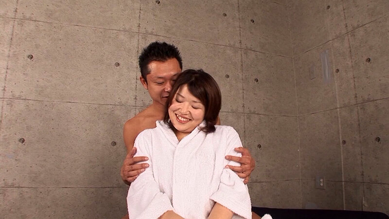 「ぽっちゃり」 黒い乳首に締まりのない身体が私の魅力！ボテボテ姉さんの...
