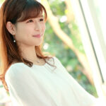 〈アナル〉 新人 女子アナにいそうな先生なのに、めちゃ変態！ ●校の非常勤講師だけどハメを外してみたくて中出しAV DEBUT！！ AV男優さんにお尻の穴まで弄られちゃった 友野あやみ 〈尻フェチ〉