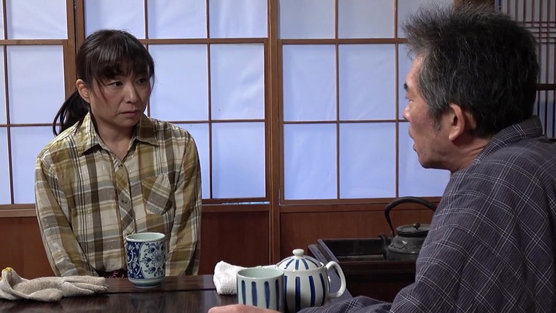 〈アナル〉 昭和猥褻官能ドラマ 五十路の貧乏農婦は余った野菜を金にかえ...