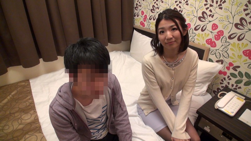 〈アナル〉 35歳以上の人妻さん限定！ 素人妻と童貞くんの筆下しドキュ...