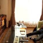 〈アナル〉 他人棒をつまみ喰い 結婚式の映像を見ながらいただきます♪ 〈FANZA〉