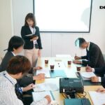 〈アナル〉 パツパツスキニーパンツのOLをオフィス痴●！無理やり脱がされたズボンで足がもつれ逃げられずアナル丸見えのまま媚薬チ○ポでイカされたスレンダー巨尻女 〈FANZA〉