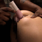 〈アナル〉 黒人3人組に拉致監禁され壊れていくセレブ妻！顔よりデカい黒い棒でカラダを貫かれ精神も膣もアナルも壊れて… 〈FANZA〉