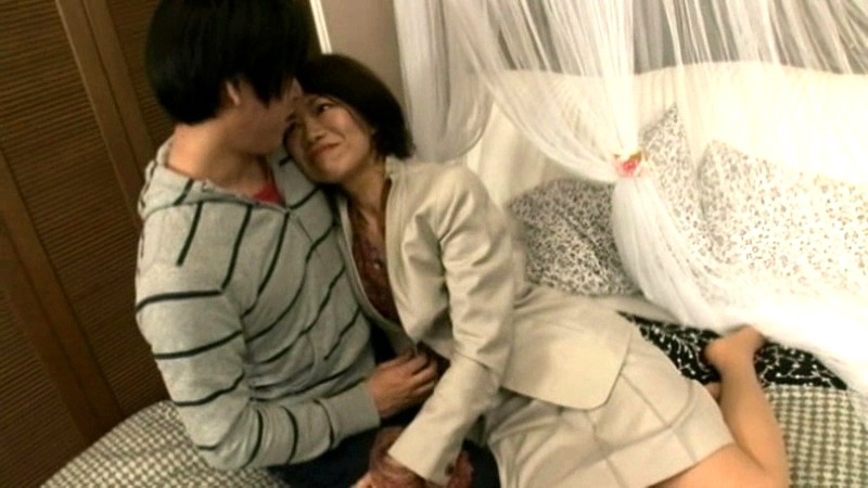 〈アナル〉 お尻で絶頂！五十路の未亡人！ 宇喜多千鶴 〈FANZA〉