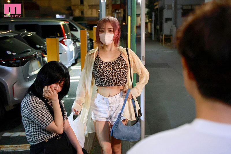 〈アナル〉 朝起きたら隣に彼女と仲の悪いバイト先の巨乳ギャル。性格も体...