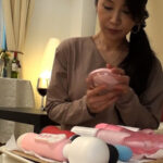 〈アナル〉 ドリンクのお試しに訪れた部屋に置かれた大人のおもちゃに興味津々の熟女さん！ひとりになった部屋でこっそりバイブオナニー！そのまま他人棒で淫乱中出しSEX！ 〈FANZA〉