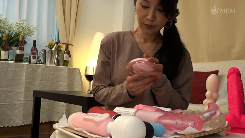 〈アナル〉 ドリンクのお試しに訪れた部屋に置かれた大人のおもちゃに興味...