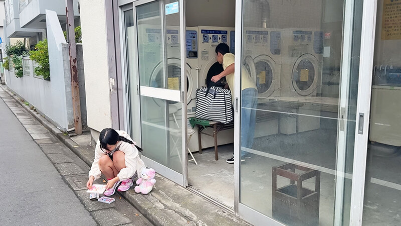 〈アナル〉 ちいさなおしり コインランドリ―の放置子はアナルを電動ディ...