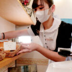 〈アナル〉 脱糞ベーカリーカフェ ホクホクうんこ鬼盛り！あやめのボリューム満点うんコロッケパンをどうぞ♪ 〈FANZA〉