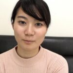 〈アナル〉 ディルドって…マエからもウシロからも気持ちイイから～ テーブルに付けてM字開脚でイキました ビヨヨ～ンと飛び出すディルド！ あゆみ莉花 〈FANZA〉