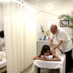 〈アナル〉 カップルOKマッサージ店彼氏の隣で彼女寝取り猥褻マッサージ 〈FANZA〉