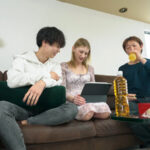 〈アナル〉 男も、女も、ニューハーフも性別ごちゃ混ぜの夢のシェアハウスでSEX三昧！！ 〈FANZA〉