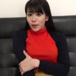 〈アナル〉 ディルドって…マエからもウシロからも気持ちイイから～ テーブルに付けてM字開脚でイキました ビヨヨ～ンと飛び出すディルド！ 大沢カスミ 〈FANZA〉