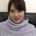 〈アナル〉 ディルドって…マエからもウシロからも気持ちイイから～ テーブルに付けてM字開脚でイキました ビヨヨ～ンと飛び出すディルド！ 本宮充希 〈FANZA〉