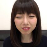 〈アナル〉 ディルドって…マエからもウシロからも気持ちイイから～ テーブルに付けてM字開脚でイキました ビヨヨ～ンと飛び出すディルド！ 夏原唯 〈FANZA〉