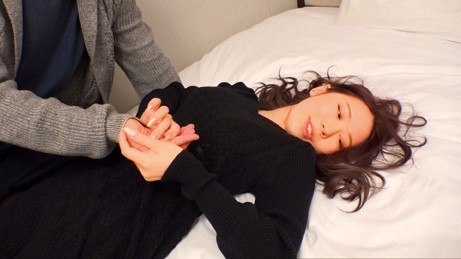 ＜素人＞ 奥さん、一緒に飲みませんか？ 人妻にお酒とザーメン飲ませてみ...