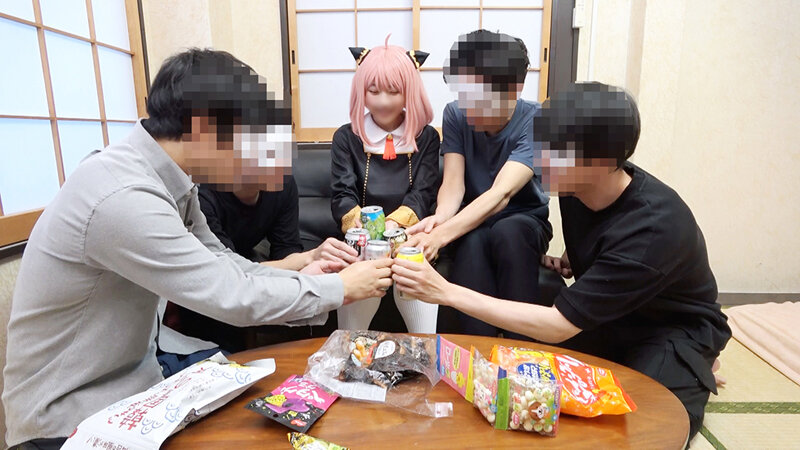 ＜素人＞ 全員中出し5P乱交SEX コス○リ行列レイヤー様の小さなワレ...