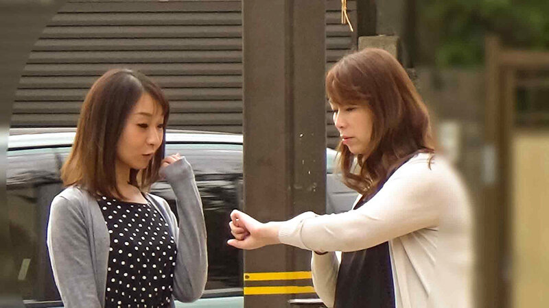 ＜素人＞ 美熟女たちがレズ相手を求めて街にくり出し可愛いおねえさんをナ...