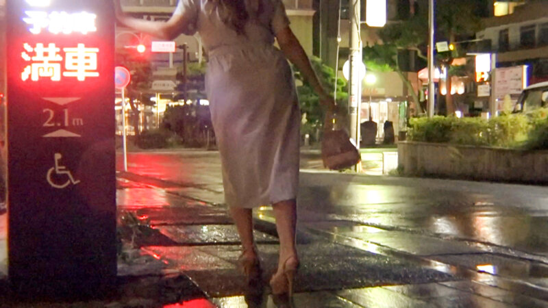 ＜素人＞ 路上で出会った泥●中のエロカワな女性が気になって仕方なくて介...