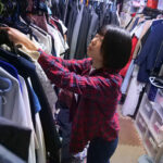 ＜素人＞ 素人カップルの撮影中に「彼氏とセックスしてくれませんか？」と頼まれ断れずに逆寝取りチ○ポでイキまくってしまった敏感ビクビク女AD 『FANZA』