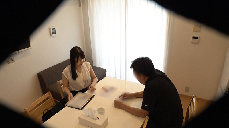 ＜素人＞ 【盗撮】打合せそっちのけで昼間から生ハメSEXをしてしまう新...