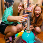 ＜素人＞ 羞恥！彼氏連れ素人娘をマシンバイブでこっそり攻めまくれ！23 素人VSマシンバイブ 激安居酒屋にマジックミラー特設スタジオを設置彼氏と毎日好（ハオ）ハオセックスしてる夏休み中リア充女子大生編 『FANZA』