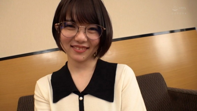 ＜素人＞ 地味な見た目からは想像がつかないほど爆乳なメガネっ娘の現役女...